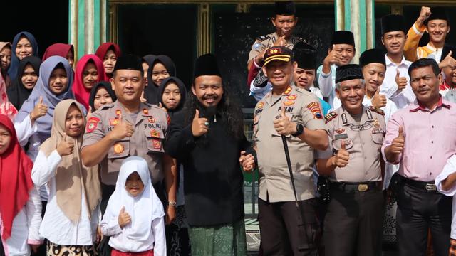 Kapolres Pemalang mengunjungi Ponpes Ali Nur Fuadiah. (Foto: Liputan6.com/Polres Pemalang/Muhamad Ridlo)