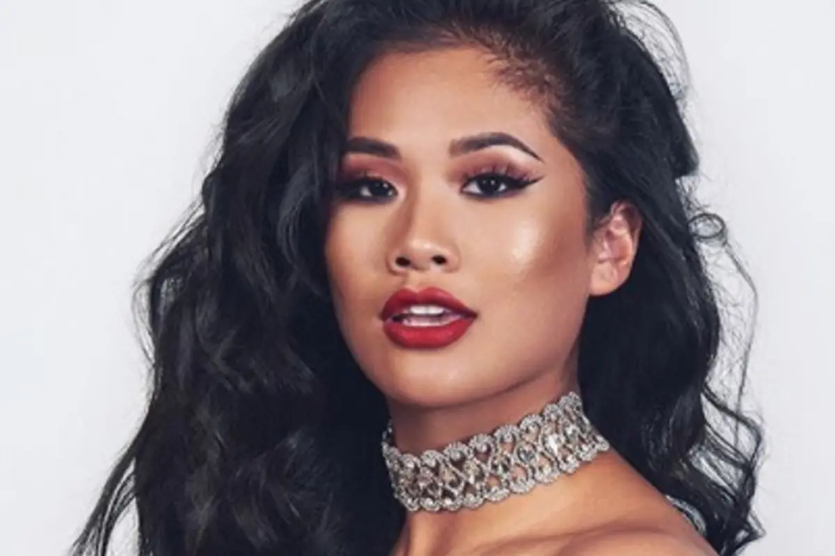 Punya Kulit Sawo Matang? Pede dengan Makeup Serba Merah