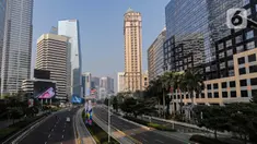 Suasana arus lalu lintas dan kawasan perkantoran di kawasan jalan Jenderal Sudirman, Jakarta, Senin (17/6/2024). (Liputan6.com/Angga Yuniar)