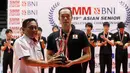Ketua PBVSI, Imam Sudjarwo menyerahkan piala kepada kapten timnas voli Jepang, Hideomi Fukatsu usai mengalahkan Kazakhstan pada Final Kejuaraan Voli Asia 2017 di GOR Tri Dharma, Gresik, Selasa (1/8). Jepang unggul 3-1. (Liputan6.com/Helmi Fithriansyah)