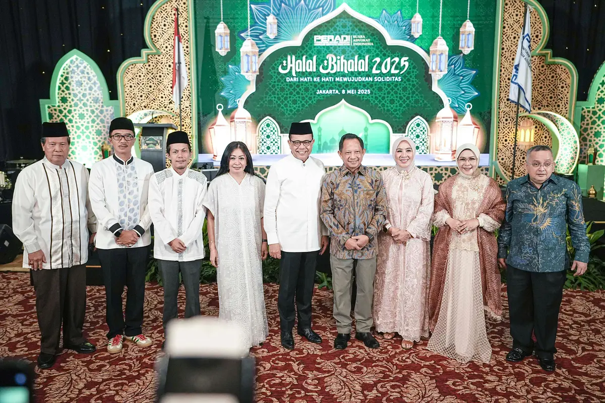 Ketua Umum Perhimpunan Advokat Indonesia Suara Advokat Indonesia (PERADI SAI) Juniver Girsang (kelima dari kanan) dan Menteri Dalam Negeri Republik Indonesia, Jenderal Pol. Purn. Tito Karnavian (keempat dari kanan) (Istimewa)