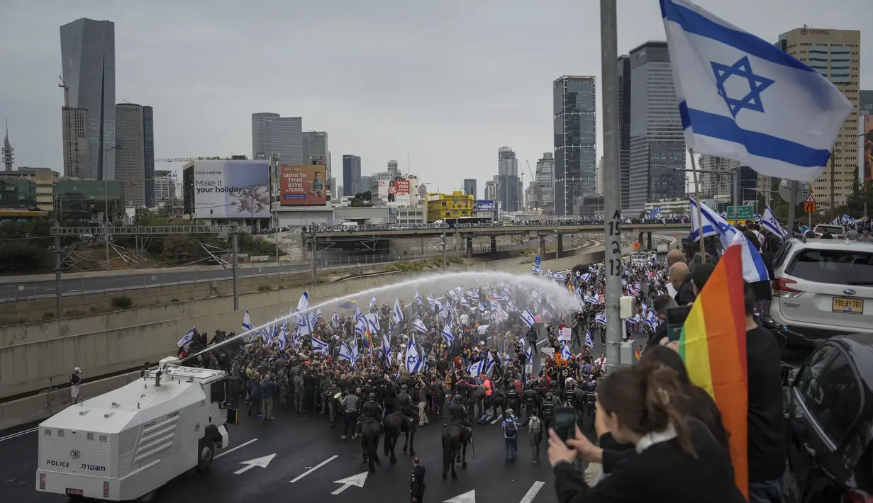 Mereka protes terhadap rencana pemerintah Perdana Menteri Benjamin Netanyahu untuk merombak sistem peradilan. (AP Photo/Oded Balilty)
