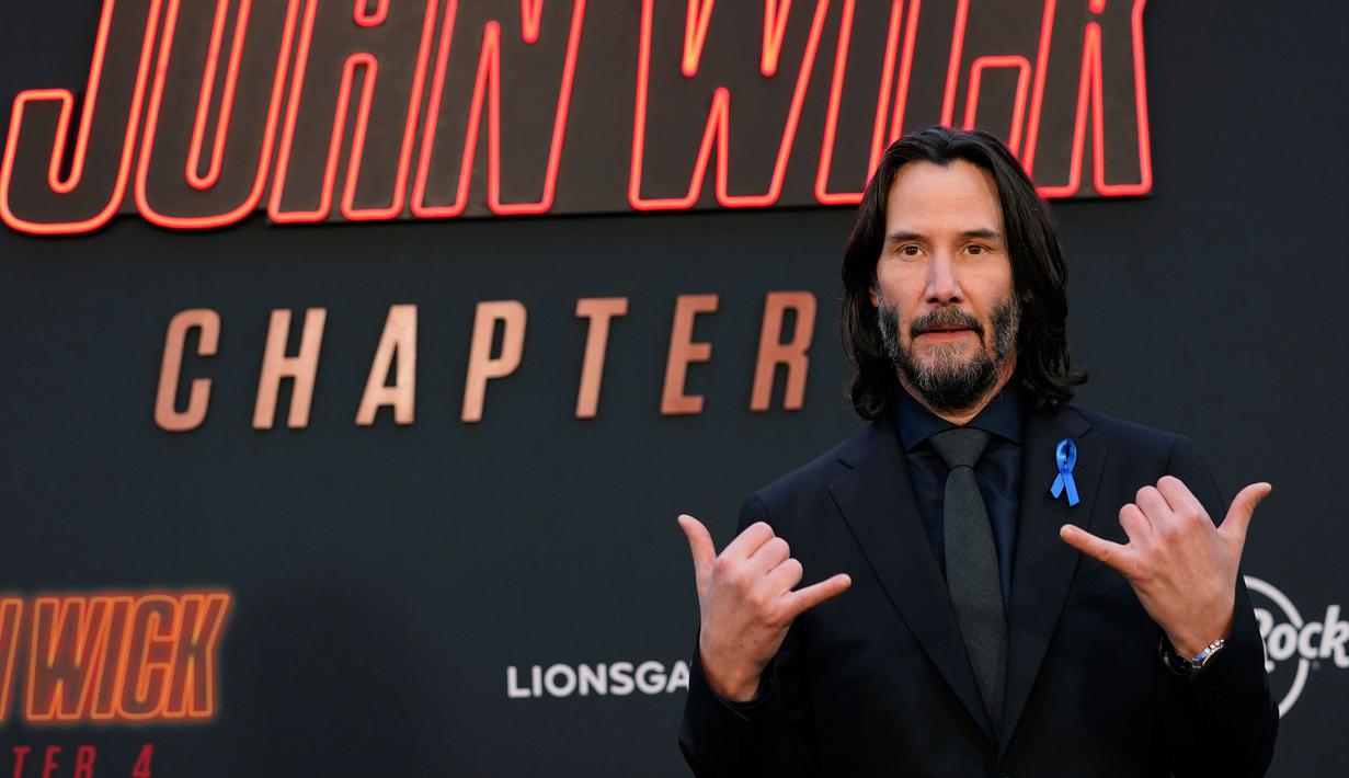 Penghormatan Keanu Reeves untuk Mendiang Lance Reddick, Pakai Pita Biru ...