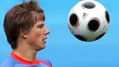 Russian forward Andrei Arshavin controls the ball during a Russian natonal team training session in Leogang, Austria, on June 12, 2008. AFP PHOTO / ALEXANDER NEMENOV.