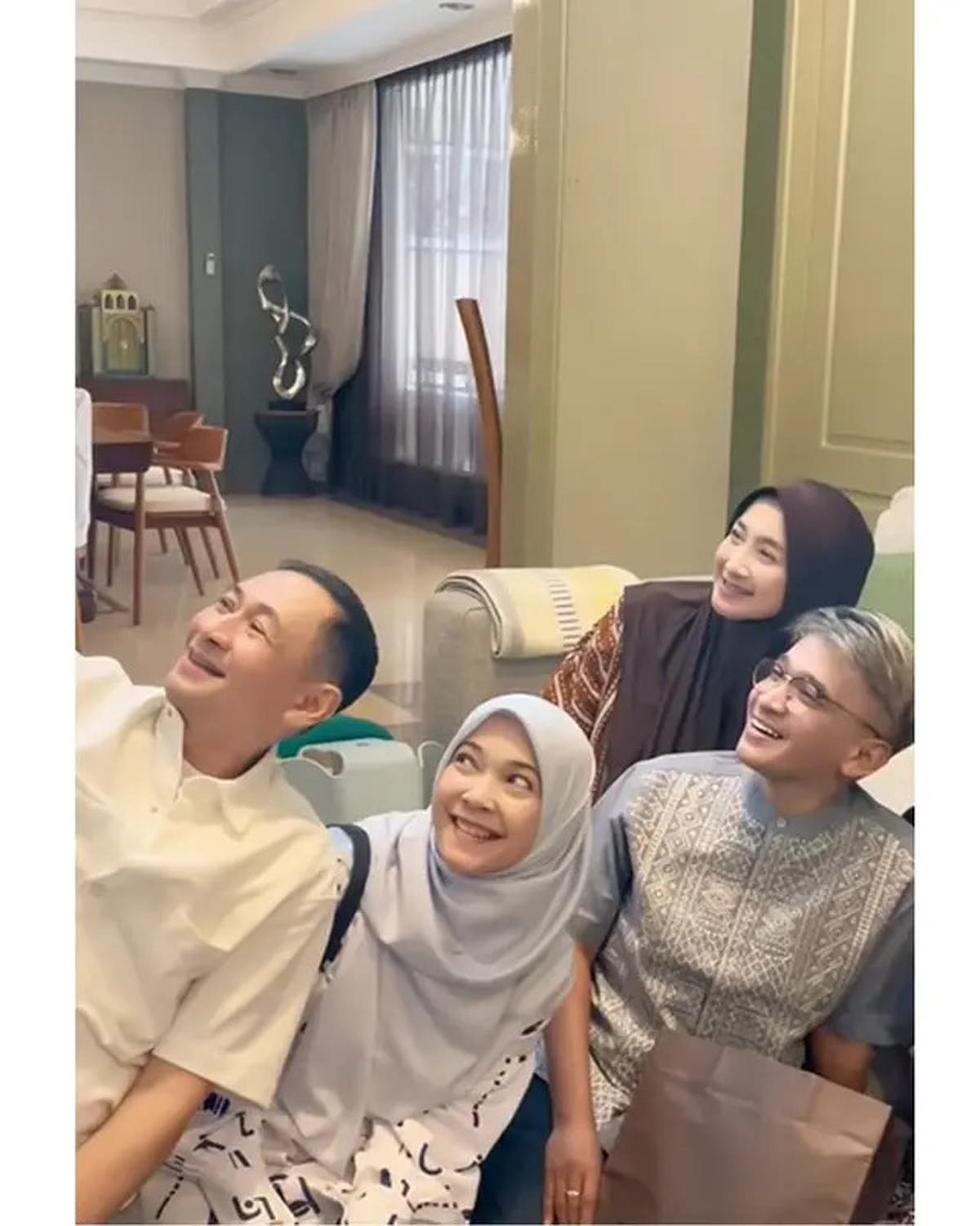 6 Potret Desy Ratnasari Halalbihalal Bareng Artis Lawas, Ruben Onsu Ikut Hadir