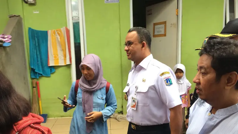 Anies Baswedan Kunjungi lokasi tanggung Jebol di Jati Padang, Pasar Minggu (Liputan6.com/Delvira Chaerani Hutabarat).