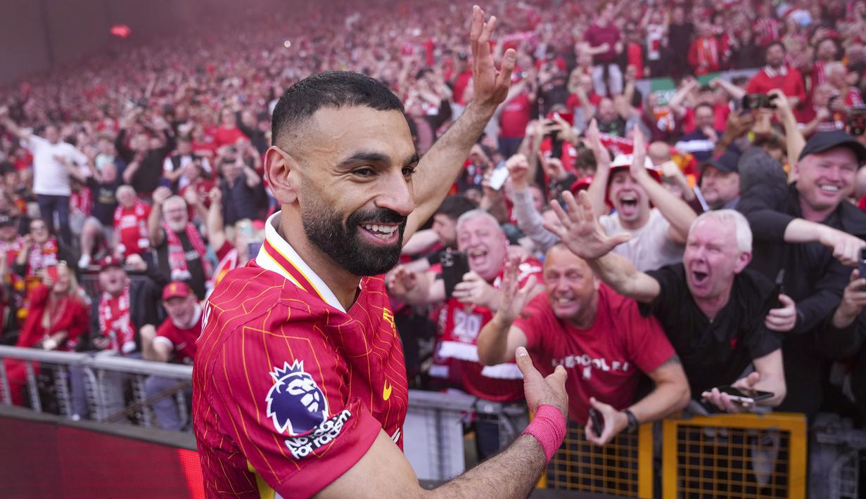 Pemain Liverpool, Mohamed Salah merayakan kemenangan timnya dengan para pendukung dalam laga lanjutan Liga Inggris 2024/2025 melawan Tottenham Hotspur di Anfiled, Liverpool, Inggris, Minggu (27/04/2025) waktu setempat. (AP Photo/Jon Super)