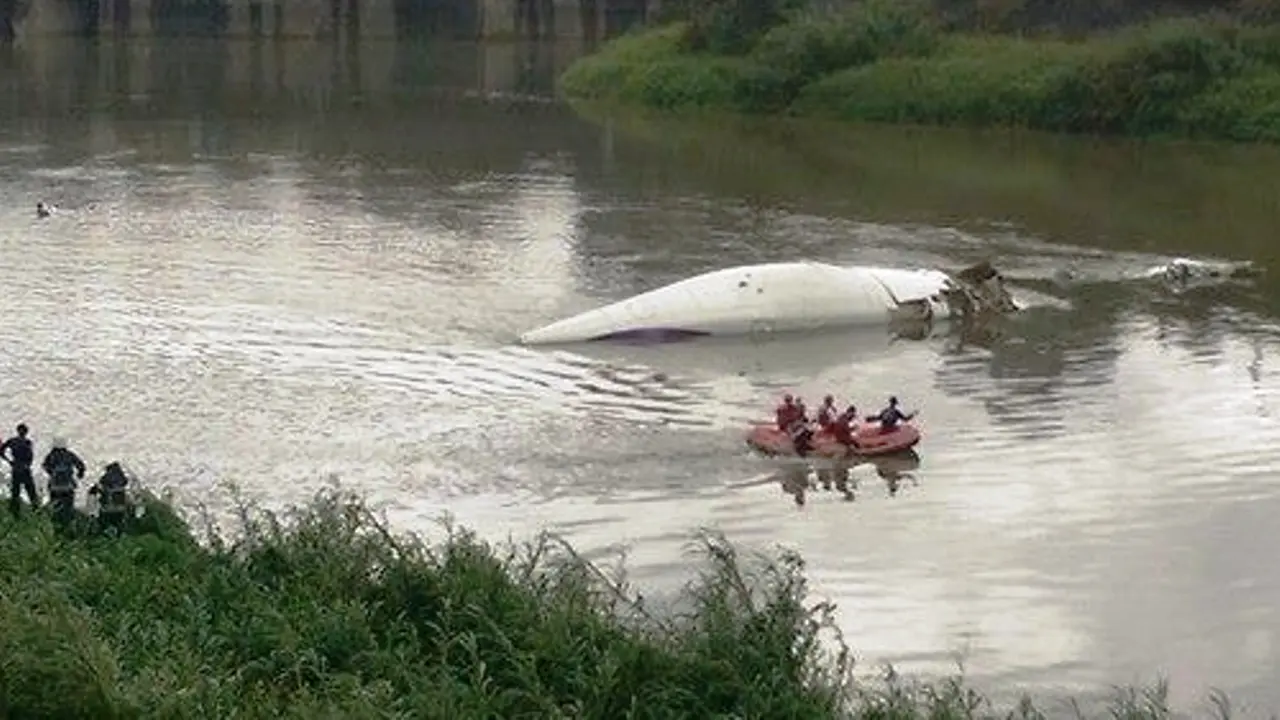 Pesawat TransAsia Airways jatuh ke sungai 
