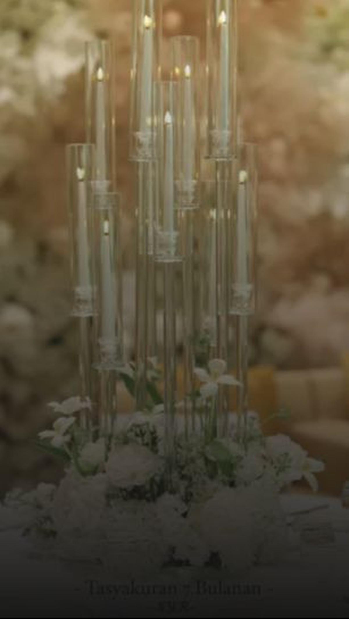 Terdapat juga lilin yang didesain begitu cantik dengan bunga-bunga kecil yang ditaruh di tengah mejanya itu. <br>