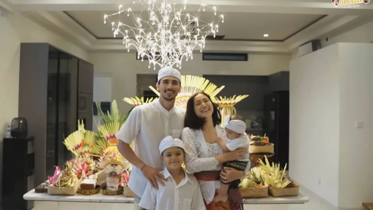 Keluarga kecil Jessica Iskandar di rumah barunya
