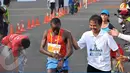 Menteri Pemuda dan Olahraga, Roy Suryo tampak memberikan selamat pada pelari Kenya William Chebor karena menjadi pelari pertama yang mencapai garis finish. (Liputan6.com/Andrian M. Tunay)