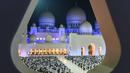 Pemandangan saat umat muslim berdoa di halaman Masjid Agung Sheikh Zayed di Abu Dhabi, Uni Emirat Arab, Sabtu (1/6/2019). Umat muslim memanjatkan doa-doa jelang berakhirnya Ramadan untuk mendapatkan Lailatul Qadar atau malam yang lebih baik dari seribu bulan. (KARIM SAHIB/AFP)