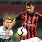 Bek AC Milan, Alessio Romagnoli berusaha mengontrol bola dari kejaran striker Lazio, Ciro Immobile selama pertandingan lanjutan Liga Serie A Italia di stadion San Siro (13/4). Milan menang tipis atas Lazio 1-0. (AFP Photo/Miguel Medina)