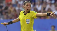 Stephanie Frappart Wasit Wanita Pertama di Liga Champions (AFP)