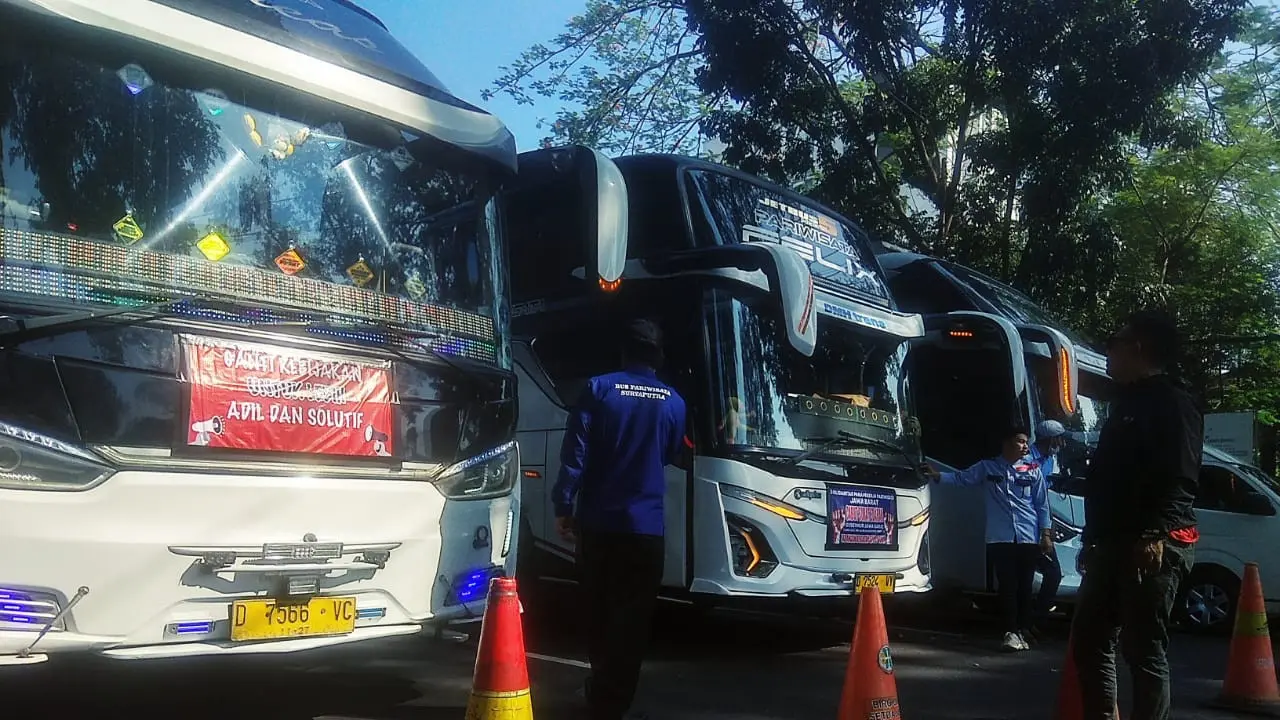 Pekerja pariwisata saat berunjuk rasa di depan Kantor Gubernur Jawa Barat beberapa waktu lalu.