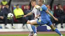 Gelandang Jerman Joshua Kimmich  berebut bola melawan gelandang Ukraina Mykhailo Mudryk dalam laga uji coba jelang Piala Eropa 2024 di Stadion Max Morlock, Nurenberg, Selasa (4/6/2024). (Tom Weller/dpa via AP)