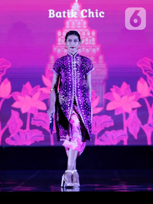 Model mengenakan busana rancangan busana  Novita Yunus saat acara Cipta dan Cipta parade Wastra Nusantara di Hotel Shangri La, Jakarta, Rabu (31/7/2024). (Liputan6.com/Herman Zakharia)