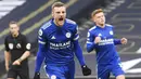 Striker Leicester City, Jamie Vardy, melakukan selebrasi usai mencetak gol ke gawang Tottenham Hotspur pada laga Liga Inggris di London, Minggu (20/12/2020). Leicester menang dengan skor 2-0. (Andy Rain/ Pool via AP)