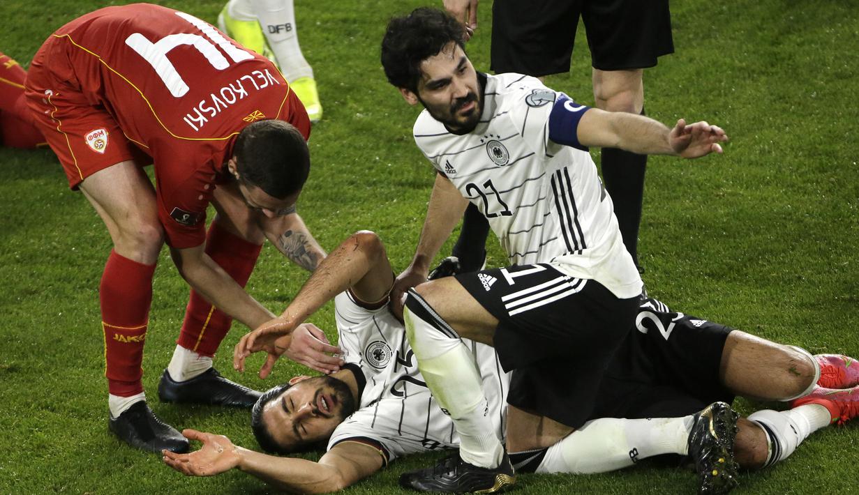 Gelandang Jerman, Emre Can mengalami cedera usai terlibat benturan dengan pemain Makedonia Utara dalam laga lanjutan Kualifikasi Piala Dunia 2022 Zona Eropa Grup J di Duisburg, Jerman, Rabu (31/3/2021). Jerman kalah 1-2 dari Makedonia Utara. (AP/Thilo Schmuelgen/Pool)