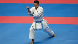 Karateka Indonesia, Ahmad Zigi Zaresta, tampil pada nomor kata cabang karate Asian Games XVIII di JCC Senayan, Jakarta, Sabtu (25/8/2018). Dirinya berhasil meraih medali perunggu. (Bola.com/Vitalis Yogi Trisna)