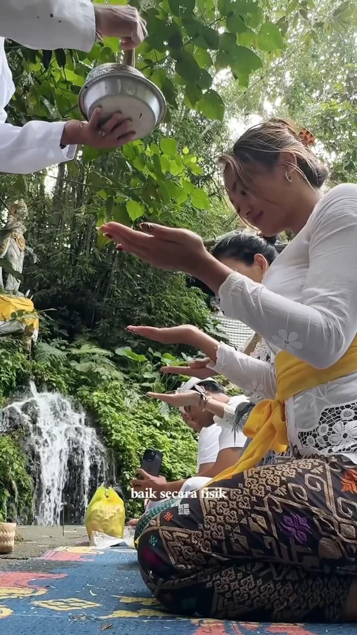 6 Potret Marion Jola Jalani Melukat di Bali Bareng Warga Lokal