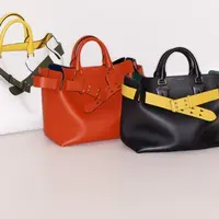 Berikan extra twist pada tas dengan sabuk unik ini.