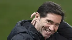 Pelatih Athletic Bilbao, Marcelino Garcia Toral, tersenyum melihat timnya tembus ke final Piala Super Spanyol usai mengalahkan Real Madrid 2-1 di Estadio La Rosaleda, Jumat (15/1/2021). Athletic Bilbao akan berhadapan dengan Barcelona di laga final nanti. (AFP/Jorge Guerrero)