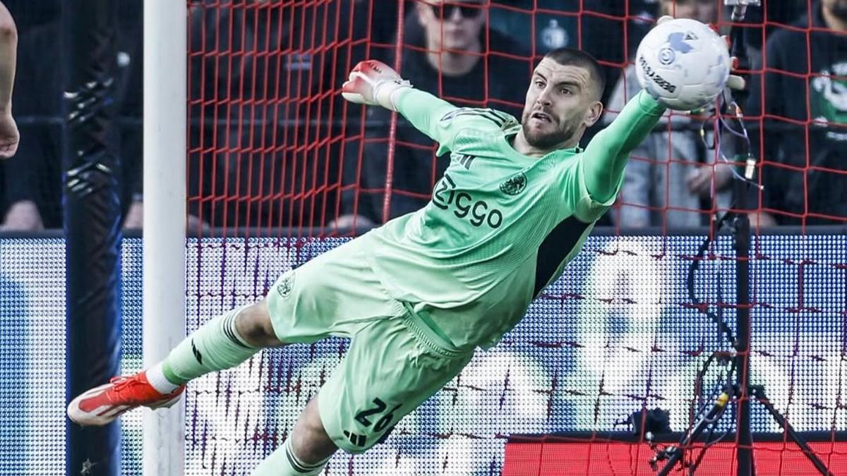 Pelatih Girona Mendekat ke Ajax, Masa Depan Maarten Paes Bisa Terganggu