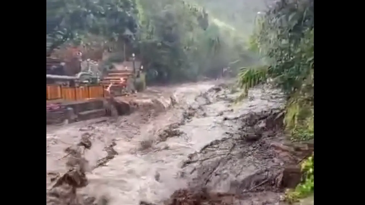 Banjir bandang terjang kawasan wisata air panas Guci Tegal