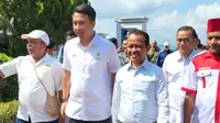 Calon Ketua Umum Badan Pengurus Pusat Himpunan Pengusaha Muda Indonesia (Caketum BPP HIPMI),  Bagas Adhadirgha saat menjemput Menteri Bahlil di Bandara Sentani Jayapura. (Liputan6.com/Katharina Janur/HIPMI Papua)