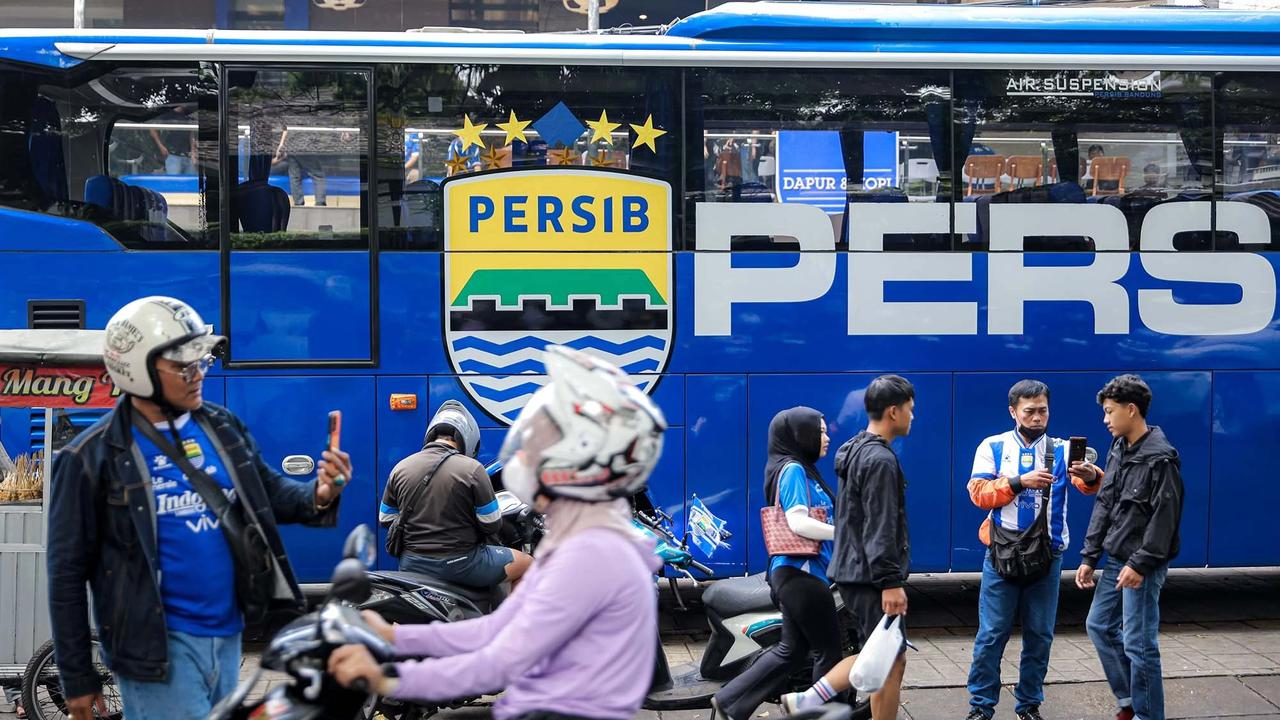 Warga Bandung serbu jersey dan merchandise jelang laga penentuan juara BRI Super League 2025/2025 antara Persib Bandung melawan Persijap Jepara  di Persib Store, Bandung, Sabtu (23/05/2026).