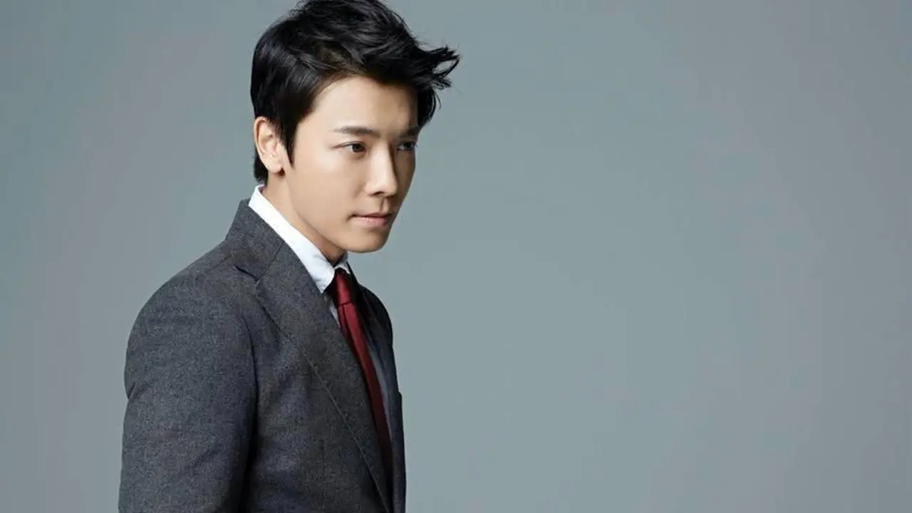 Donghae Super Junior Pamer Gunungan Hadiah dari Penggemar
