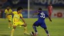 Pemain Sriwijaya FC Asri Akbar (kiri) berebut bola dengan pemain Arema Cronus Lancine Kone  pada laga semifinal Piala Presiden di Stadion Manahan, Solo, Minggu (11/10/2015). Sriwijaya menang 2-1. (Bola.com/Nicklas Hanoatubun).