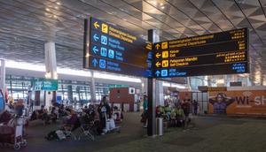 Lalu lintas penumpang dan penerbangan di Bandara Internasional Soekarno Hatta pada hari ini, 22 Desember 2023, memasuki puncak musim liburan Natal dan Tahun Baru 2023/2024.