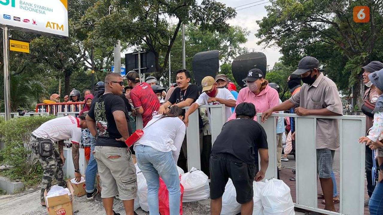 Suporter Persis Solo Bagi Takjil untuk Pengguna Jalan Surakarta