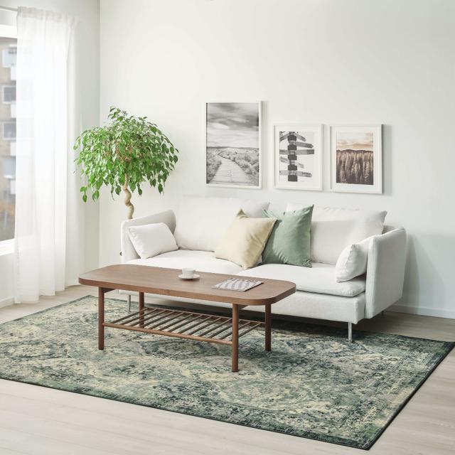 Bangkitkan semangat saat tidak bisa mudik Lebaran dengan mendekorasi rumah bersama tips praktis yang terjangkau.