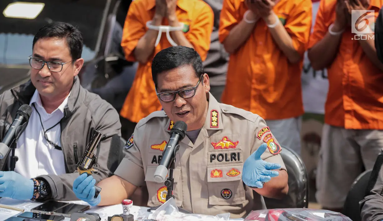 Kabid Humas Polda Metro Jaya Kombes Pol Argo Yuwono memberikan keterangan dalam rilis pengungkapan sindikat kejahatan properti di kawasan Tebet Timur Raya, Jakarta, Senin (5/8/2019). (Liputan6.com/Faizal Fanani)