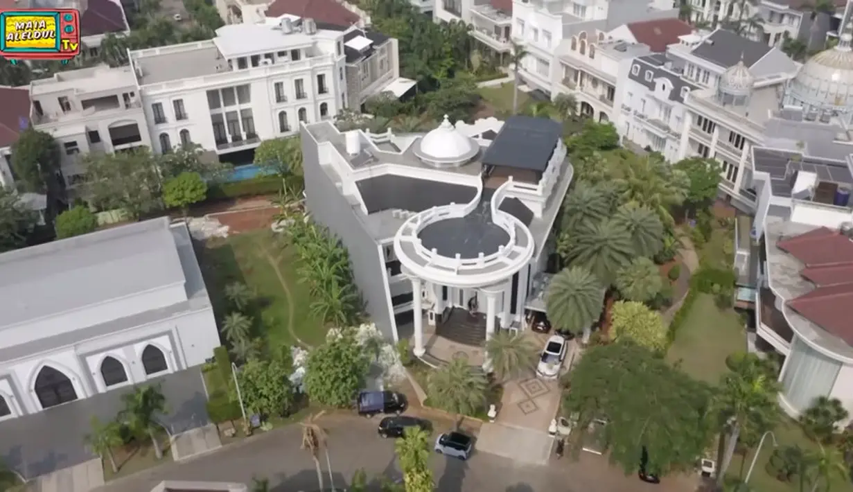 Tampak dari atas rumah megah dengan yang kanan kirinya banyak pohon semakin membuat asri. Rumah ini digunakan Putri dan keluarganya untuk mempermudah persiapan konser yang akan di gelar pada 14 Juli mendatang. [Youtube/MAIA ALELDUL TV]