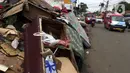 Tumpukan sampah terlihat menumpuk di sepanjang jalan pascabanjir mulai surut di kawasan Kembangan, Jakarta Barat, Minggu (5/1/2020). Nantinya sampah-sampah ini akan diangkut oleh petugas kebersihan menggunakan truk pengangkut sampah yang akan dibawa ke TPA Bantar Gebang.  (Liputan6.com/Johan Tallo)