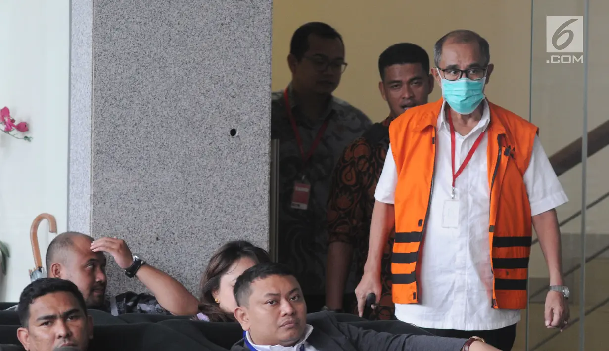 Bupati Bandung Barat nonaktif Abubakar menggenakan rompi oranye dan masker usai menjalani pemeriksaan lanjutan di gedung KPK, Jakarta, Rabu (25/7). Abubakar diperiksa sebagai tersangka untuk melengkapi berkas. (Merdeka.com/Dwi Narwoko)