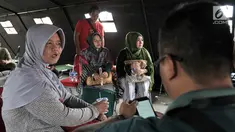 Sejumlah keluarga korban pesawat jatuh Lion Air JT 610 saat mendatangi posko di Pelabuhan Tanjung Priok, Jakarta, Selasa (30/10). Mereka datang karena ingin melihat barang-barang milik kerabat yang ditemukan tim evakuasi. (Merdeka.com/Iqbal S. Nugroho)