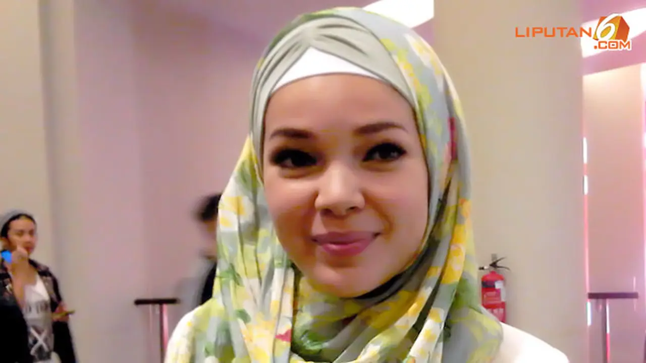 dewi-sandra-hijab-aji-130413b.jpg