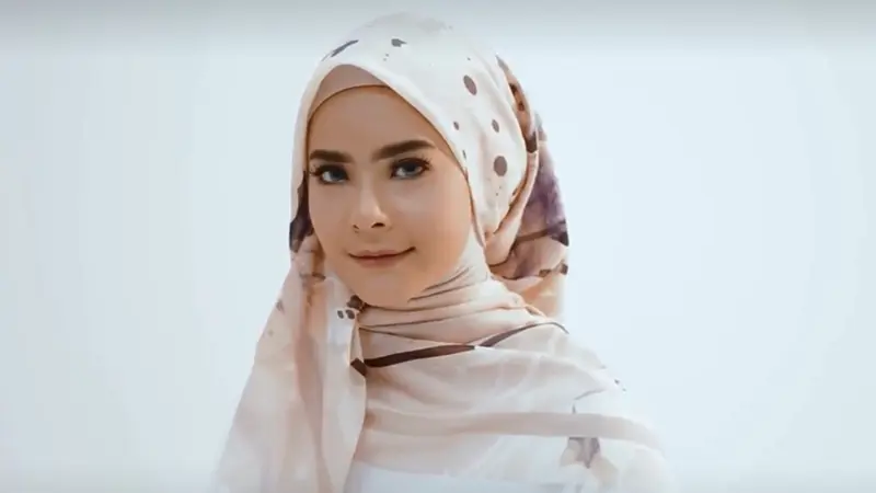 Tutorial Hijab untuk Baju Putih Polos