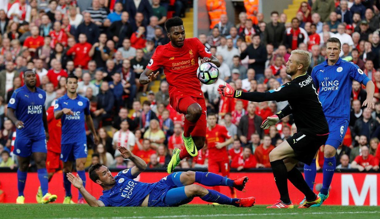 Pemain Leicester City berusaha menghentikan laju striker Liverpool, Daniel Sturridge, dalam laga Premier League di Stadion Anfield, Sabtu (10/9/2016). (Reuters/Darren Staples)