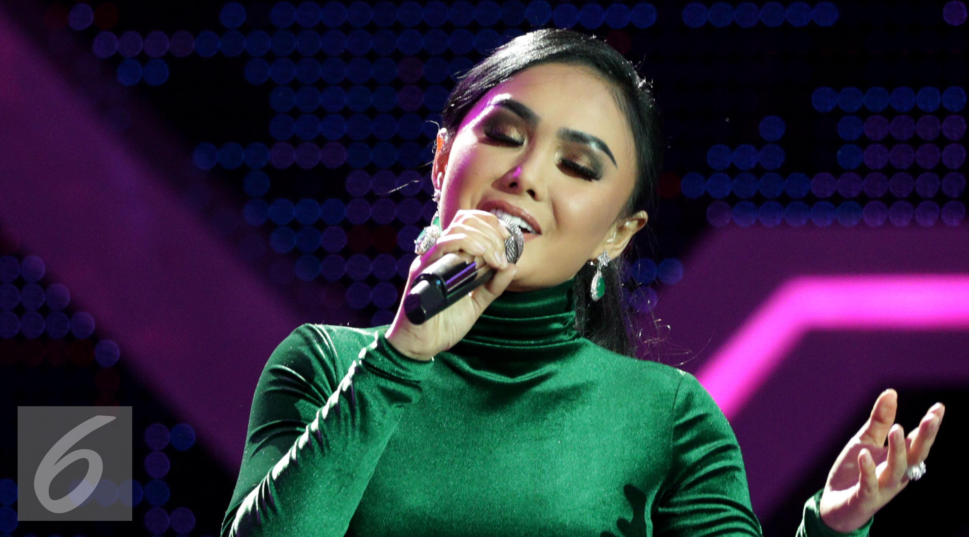 Eskpresi Yuni Shara saat tampil di acara Golden Memories di Studio 5 Indosiar, Jakarta, Jumat (13/01). Turut memeriahkan artis - artis lawas seperti, Jose Mari Chan, Nia Daniaty dan Betharia Sonata. (Liputan6.com/JohanTallo)