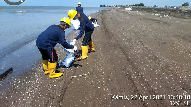 Pasca kejadian tumpahan minyak di area pantai Karawang, Tim PHE ONWJ terus bersinergi dengan berbagai pihak untuk membersihkan sisa ceceran minyak. (Dok Pertamina)