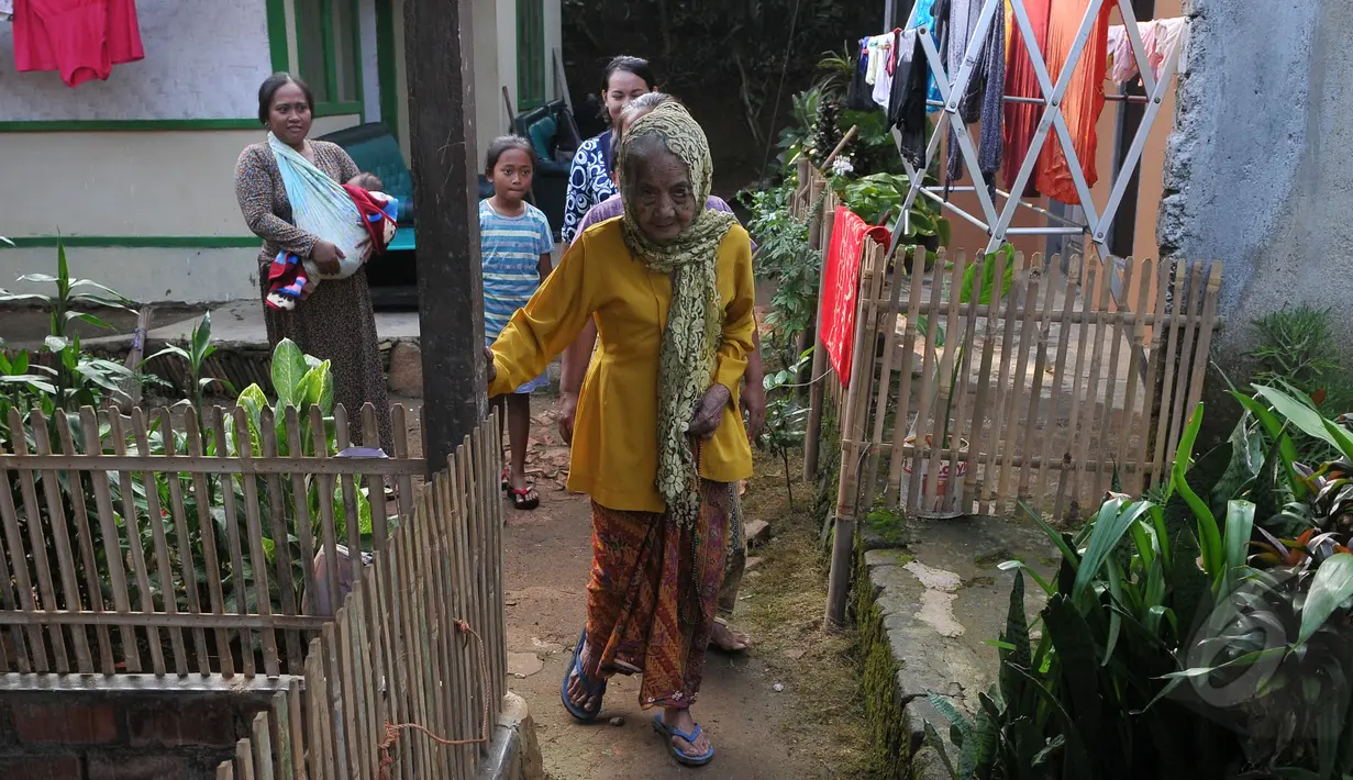 Nenek Anami tampak menyusuri jalan setapak di sekitar rumahnya di Purwakarta, Jabar, Minggu (17/5). Nenek yang diduga berusia 140 tahun ini akan mengikuti sayembara orang tertua di dunia yang digelar miliarder Rusia. (Liputan6.com/Herman Zakharia)