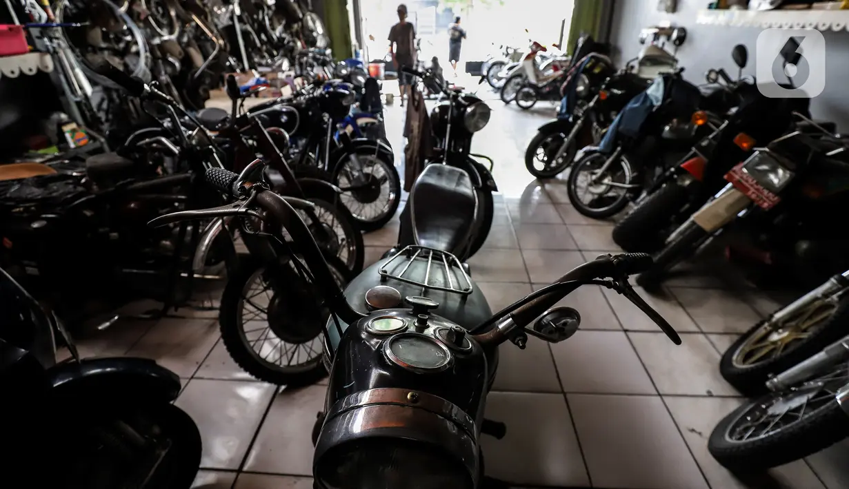Sejumlah sepeda motor rakitan di Classic Batavia Garage, Jakarta Selatan, Selasa (22/6/2021). Pandemi covid-19, bengkel Classic Batavia Garage kebanjiran jasa service dan modifikasi motor-motor sesuai dengan pesanan pelanggan. (Liputan6.com/Johan Tallo)
