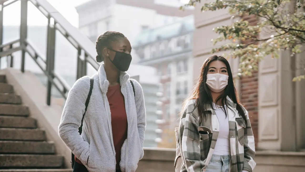 Ilustrasi memakai masker saat bepergian, protokol kesehatan COVID-19