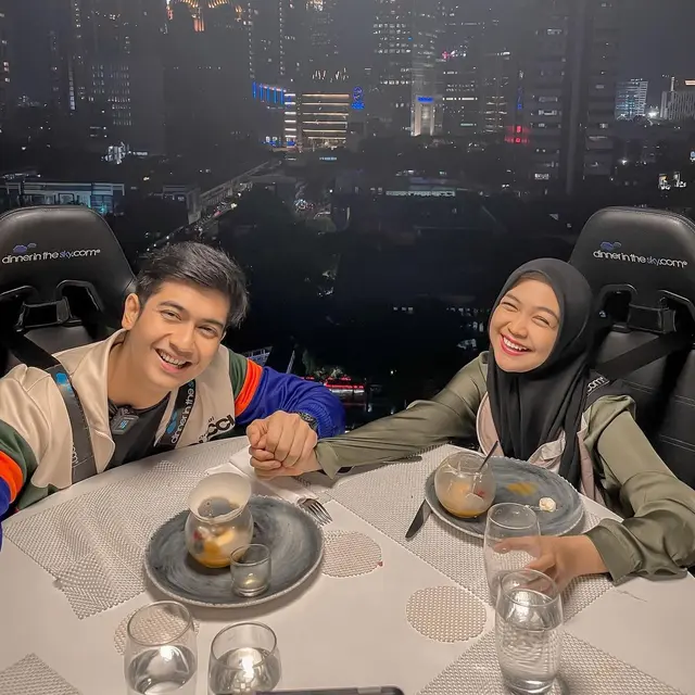 6 Potret Ulang Tahun Teuku Ryan, Dirayakan Dinner Romantis Pemandangan Langit